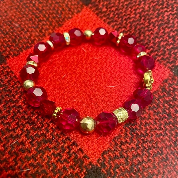 Red Crystal with gold details stretch bracelet, beaded festive, holiday - Picture 6 of 7